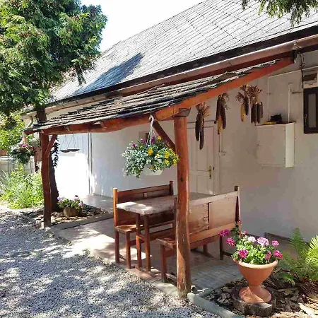 Kuti Vendeghaz Guest house *